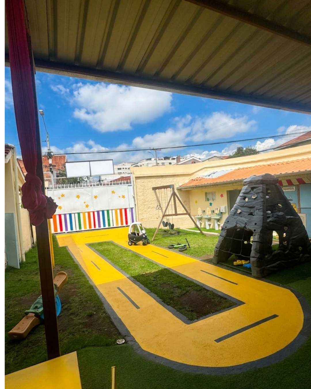 Patio principal con pista y juegos
